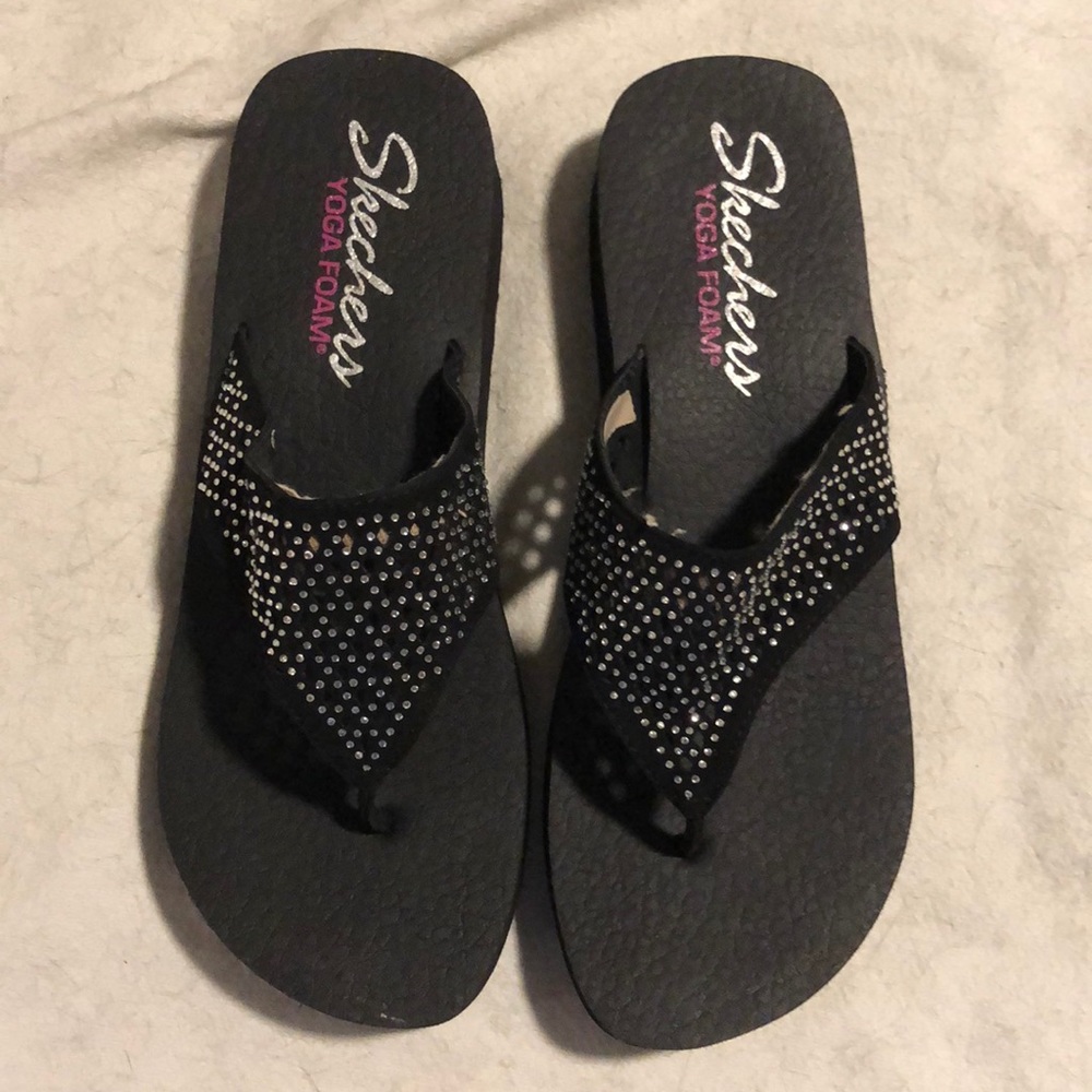 Skechers yoga foam sparkly thong flip flops